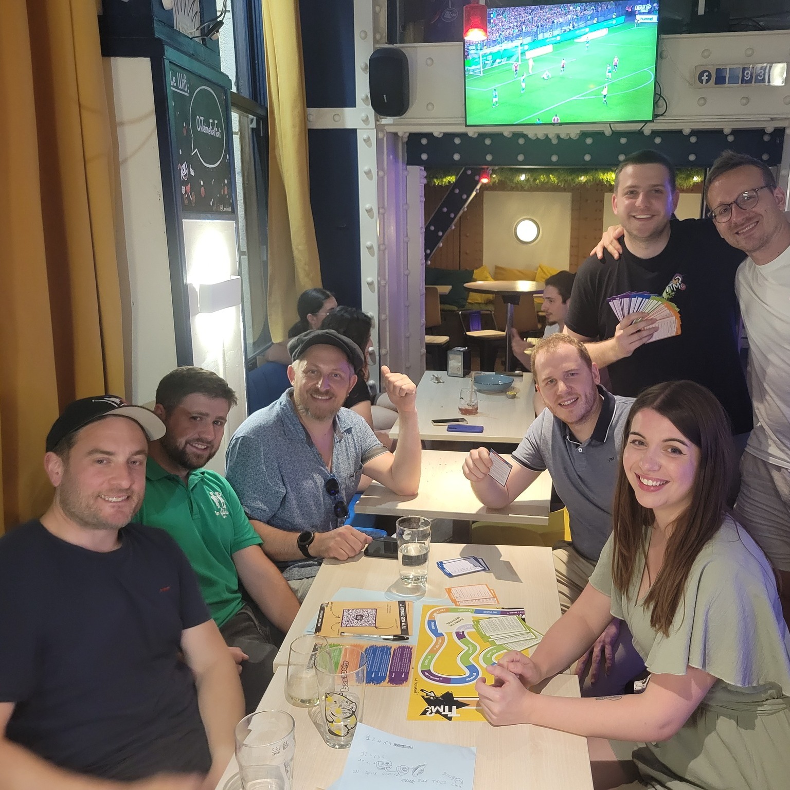 Tablée de jeux de société entre amis au Bar Les Gamins