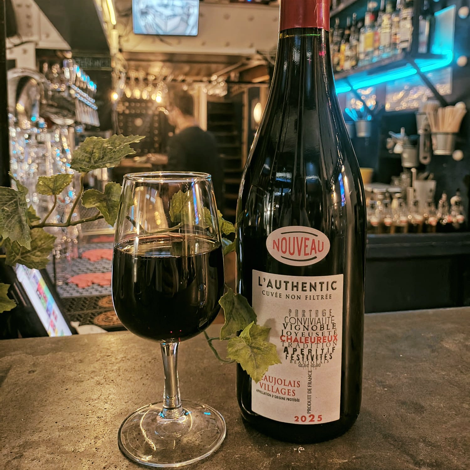 Verre de vin au comptoir